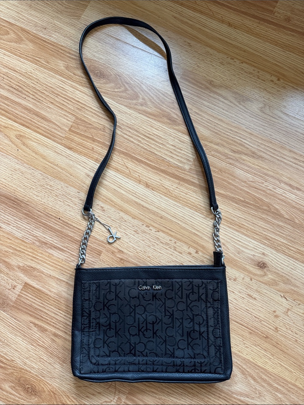 Calvin Klein Monogram Crossbody Bag with Chain Accent ⚠️ Zipper needs repair